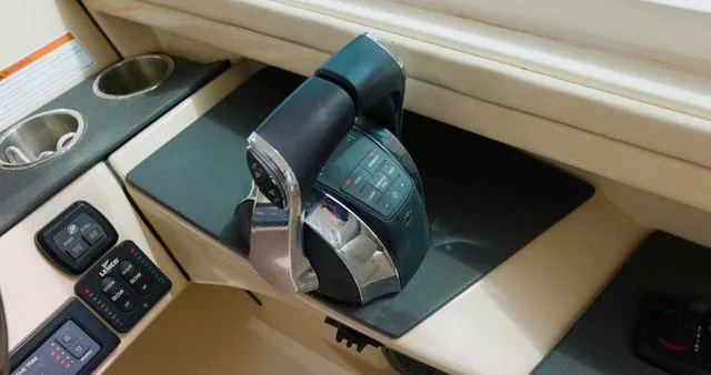 Slide: The Image of Boston Whaler 320 Vantage 2021 - 10