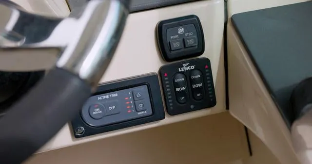 Slide: The Image of Boston Whaler 320 Vantage 2021 - 11