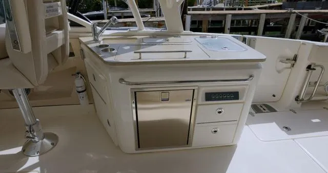 Slide: The Image of Boston Whaler 320 Vantage 2021 - 12