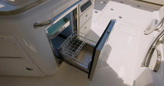 Slide: The Image of Boston Whaler 320 Vantage 2021 - 13