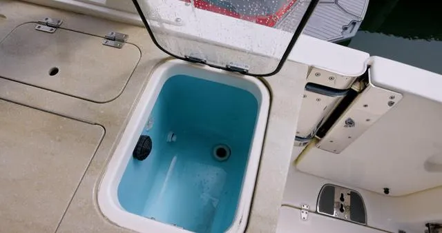 Slide: The Image of Boston Whaler 320 Vantage 2021 - 14