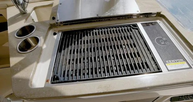 Slide: The Image of Boston Whaler 320 Vantage 2021 - 15