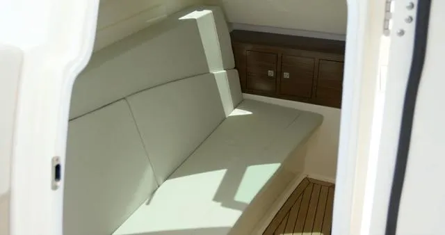 Slide: The Image of Boston Whaler 320 Vantage 2021 - 16