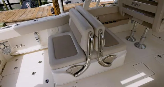 Slide: The Image of Boston Whaler 320 Vantage 2021 - 17