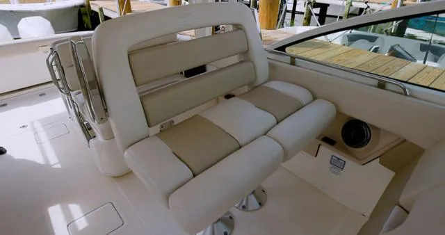 Slide: The Image of Boston Whaler 320 Vantage 2021 - 18