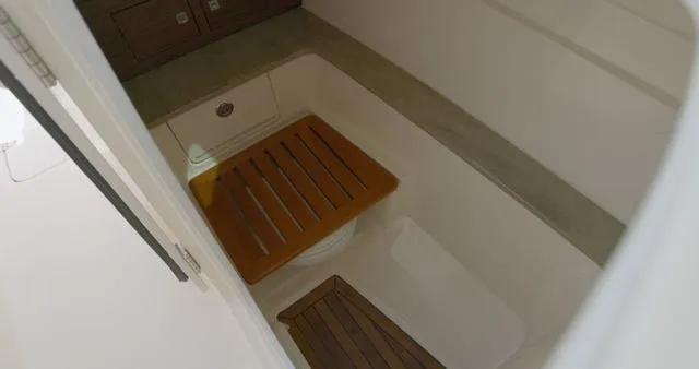 Slide: The Image of Boston Whaler 320 Vantage 2021 - 19