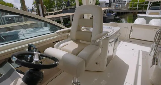 Slide: The Image of Boston Whaler 320 Vantage 2021 - 21