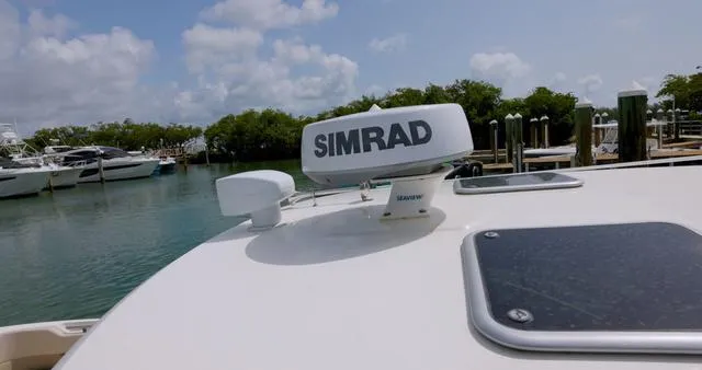 Slide: The Image of Boston Whaler 320 Vantage 2021 - 22