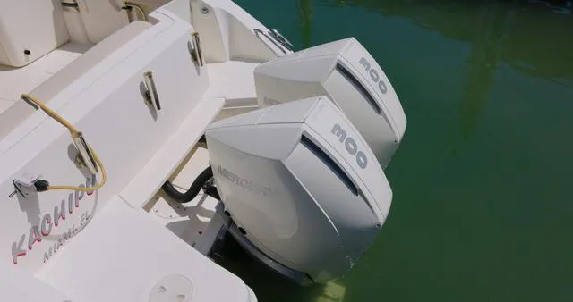 Slide: The Image of Boston Whaler 320 Vantage 2021 - 24