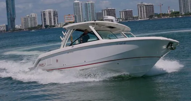 Slide: The Image of Boston Whaler 320 Vantage 2021 - 3