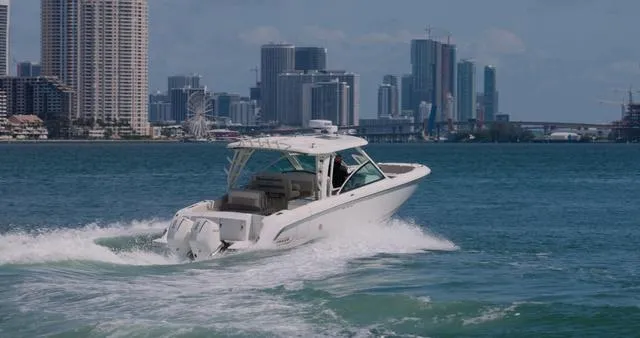 Slide: The Image of Boston Whaler 320 Vantage 2021 - 4