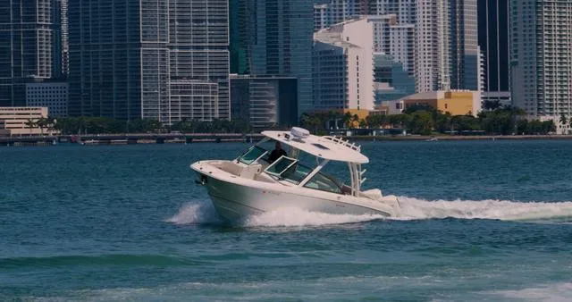 Slide: The Image of Boston Whaler 320 Vantage 2021 - 5