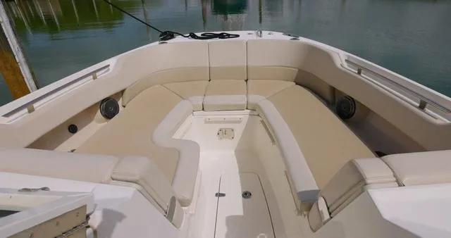 Slide: The Image of Boston Whaler 320 Vantage 2021 - 6