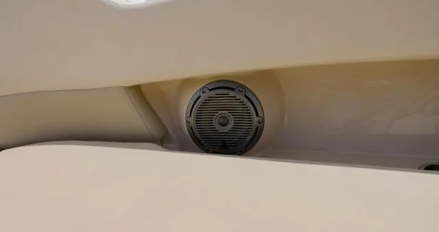 Slide: The Image of Boston Whaler 320 Vantage 2021 - 7