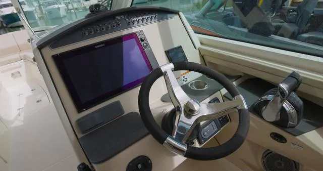 Slide: The Image of Boston Whaler 320 Vantage 2021 - 8