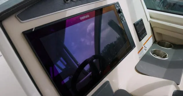 Slide: The Image of Boston Whaler 320 Vantage 2021 - 9