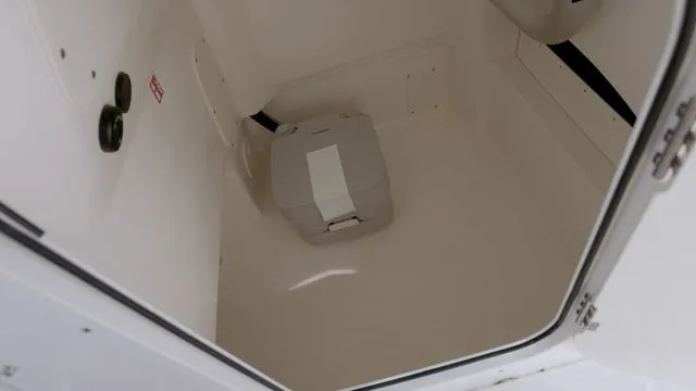 Slide: The Image of Boston Whaler 250 Dauntless 2026 - 12