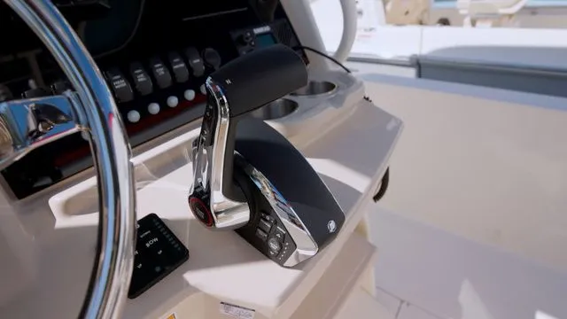 Slide: The Image of Boston Whaler 250 Dauntless 2026 - 15