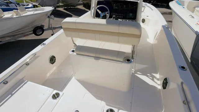 Slide: The Image of Boston Whaler 250 Dauntless 2026 - 17