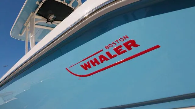 Slide: The Image of Boston Whaler 250 Dauntless 2026 - 7