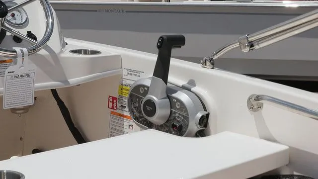 Slide: The Image of Boston Whaler 130 Super Sport 2026 - 12