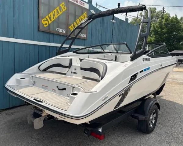 Slide: The Image of 2022 Yamaha AR195 boat on trailer, displayed outdoors near a blue building. - 4