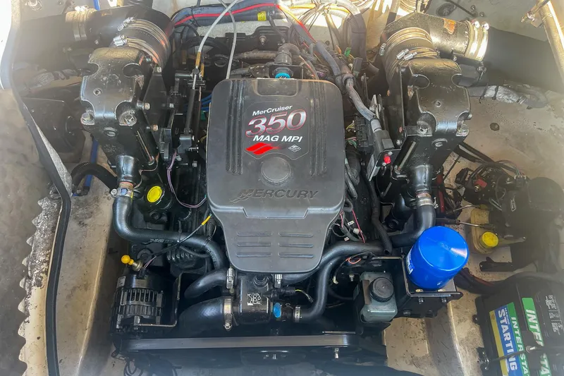 Slide: The Image of Engine of a 2007 Sea Ray 260 Sundeck with MerCruiser 350 MAG MPI. - 23