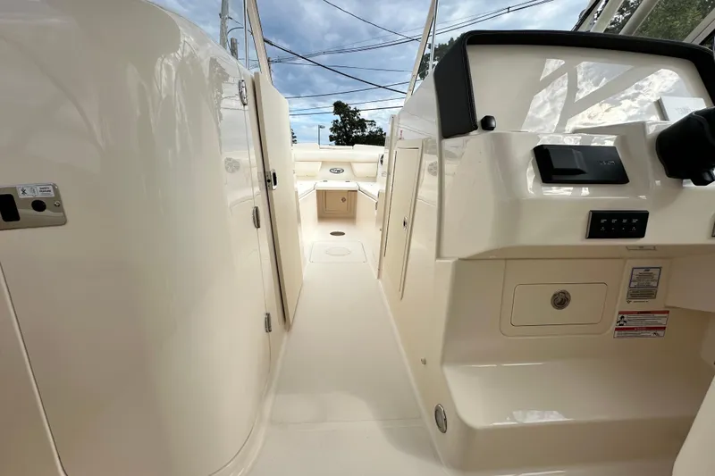 Slide: The Image of Grady-White Freedom 285 2026 - 12