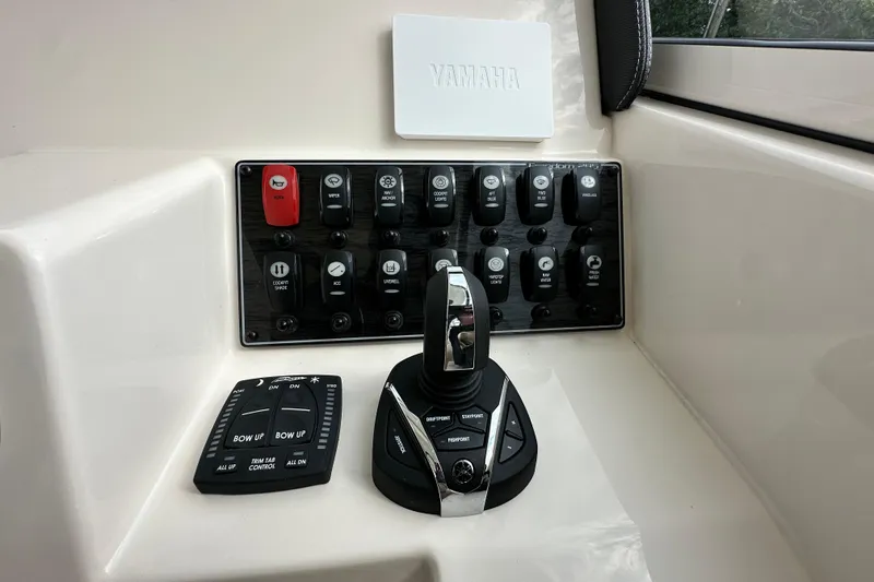 Slide: The Image of Grady-White Freedom 285 2026 - 16