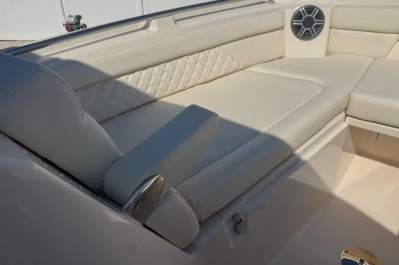 Slide: The Image of Grady-White Freedom 285 2026 - 51