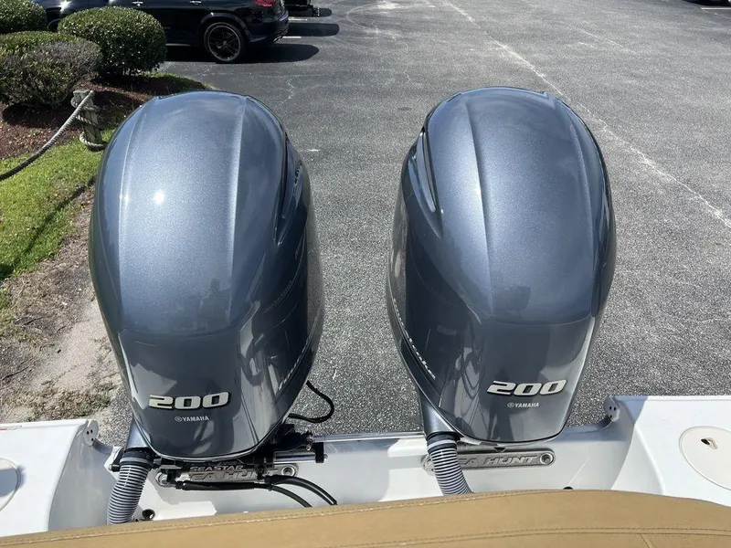 Slide: The Image of Twin Yamaha 200 outboard engines on a 2020 Sea Hunt Ultra 275 SE boat. - 19