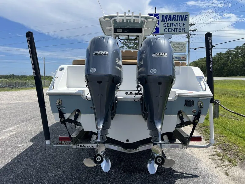 Slide: The Image of 2020 Sea Hunt Ultra 275 SE boat with twin Yamaha 200 engines at Marine Service Center. - 8