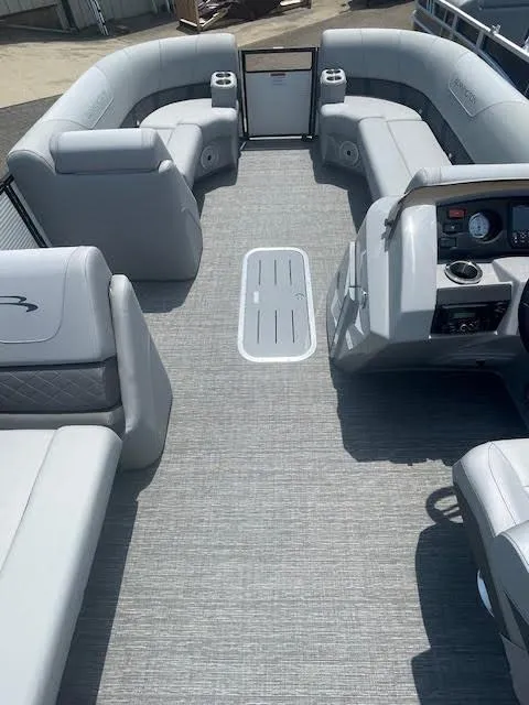 Slide: The Image of 2024 Bennington 23 SXSWB pontoon boat interior with spacious seating and modern design. - 5