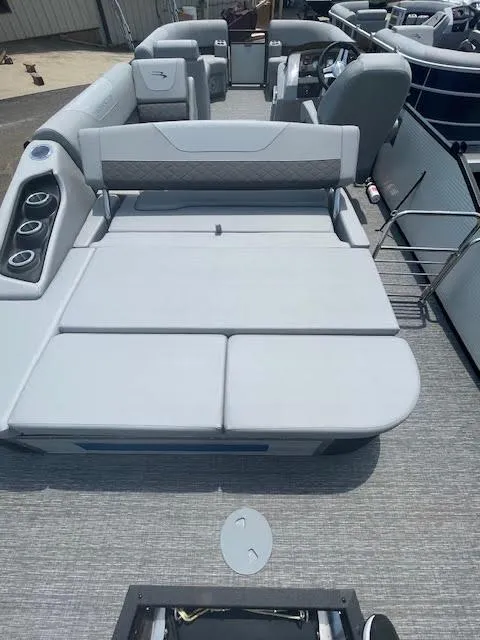 Slide: The Image of 2024 Bennington 23 SXSWB pontoon boat with spacious seating and modern design. - 8