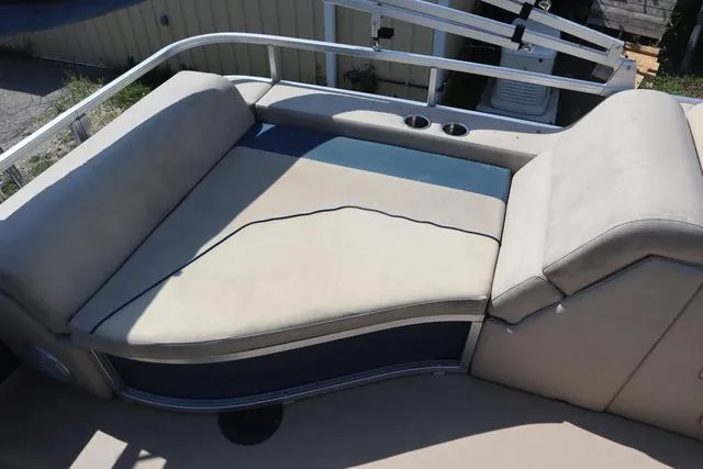 Slide: The Image of Lowe SS 210 RFL 2016 - 8