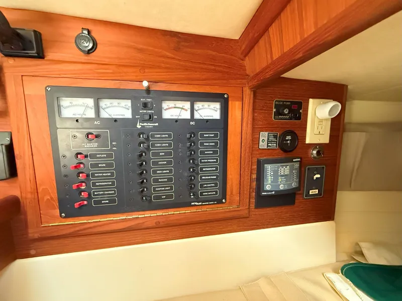 Slide: The Image of Pacific Seacraft Crealock 34 1993 - 52