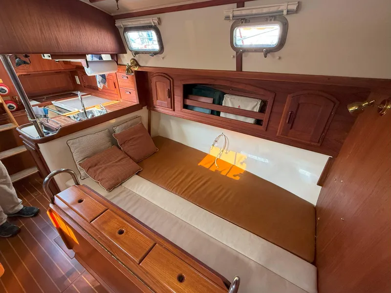 Slide: The Image of Pacific Seacraft Crealock 34 1993 - 65