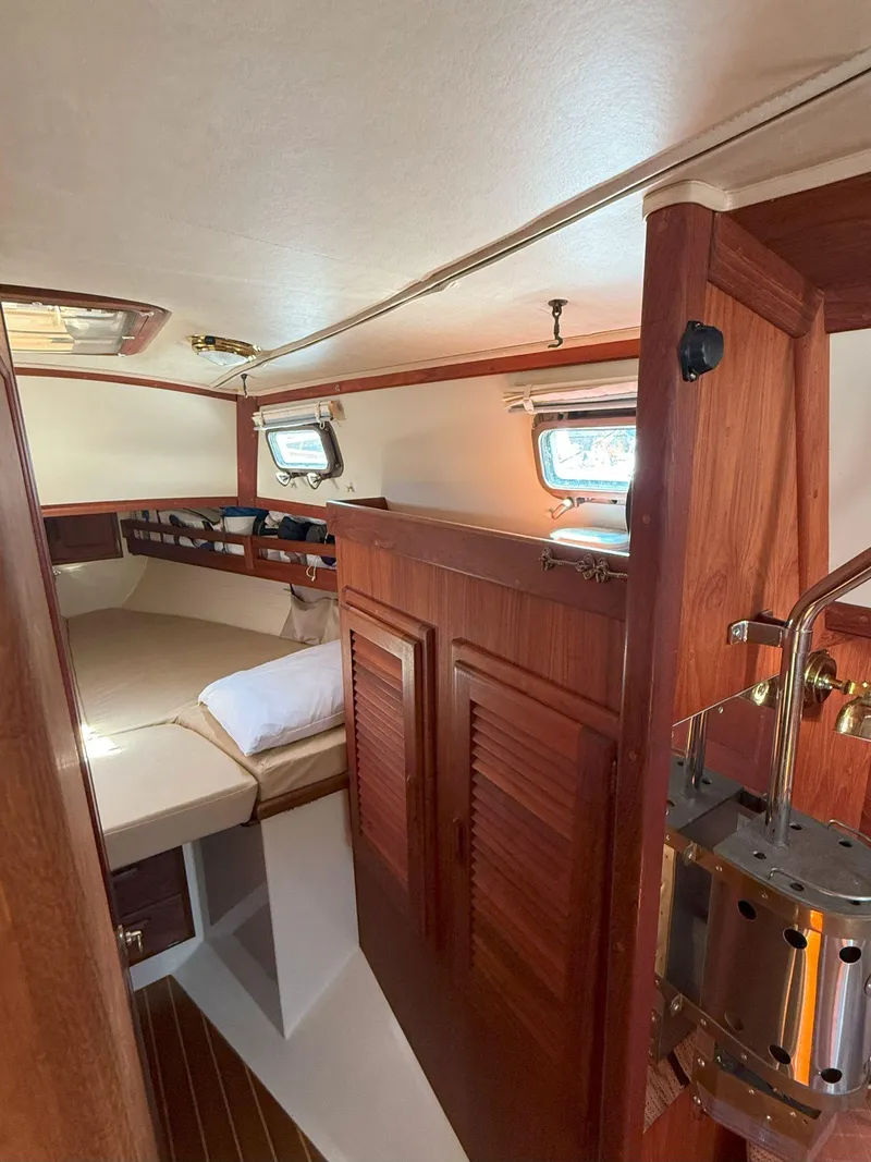 Slide: The Image of Pacific Seacraft Crealock 34 1993 - 70