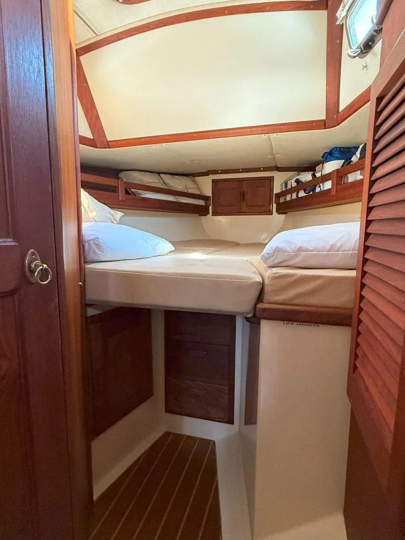 Slide: The Image of Pacific Seacraft Crealock 34 1993 - 72