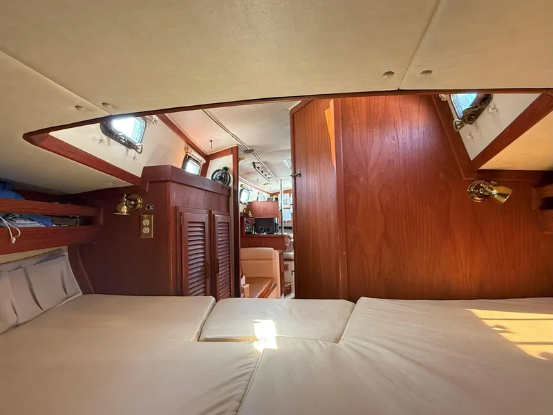 Slide: The Image of Pacific Seacraft Crealock 34 1993 - 74