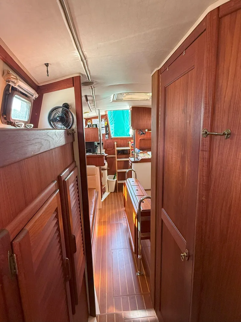 Slide: The Image of Pacific Seacraft Crealock 34 1993 - 75