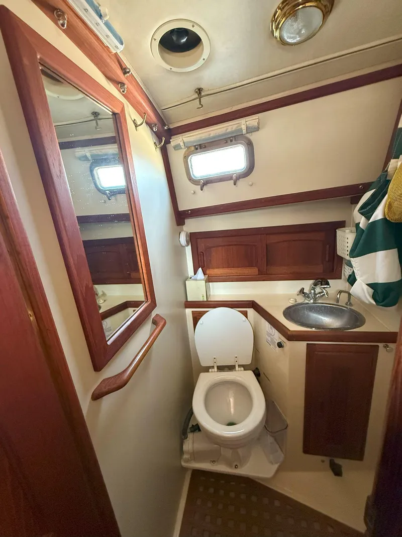 Slide: The Image of Pacific Seacraft Crealock 34 1993 - 76