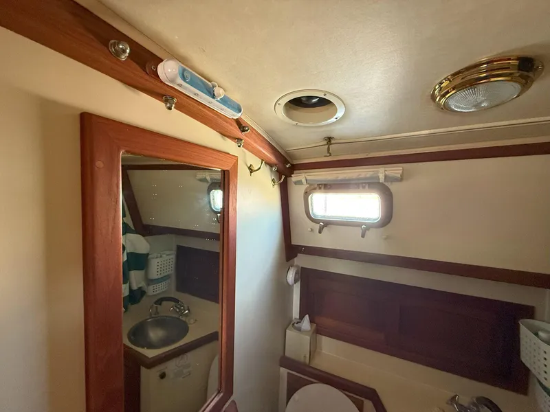 Slide: The Image of Pacific Seacraft Crealock 34 1993 - 77