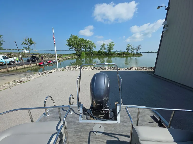Slide: The Image of 2021 Bennington Q 23 Swingback pontoon boat with Yamaha motor at Clemons Boats dealership. - 11