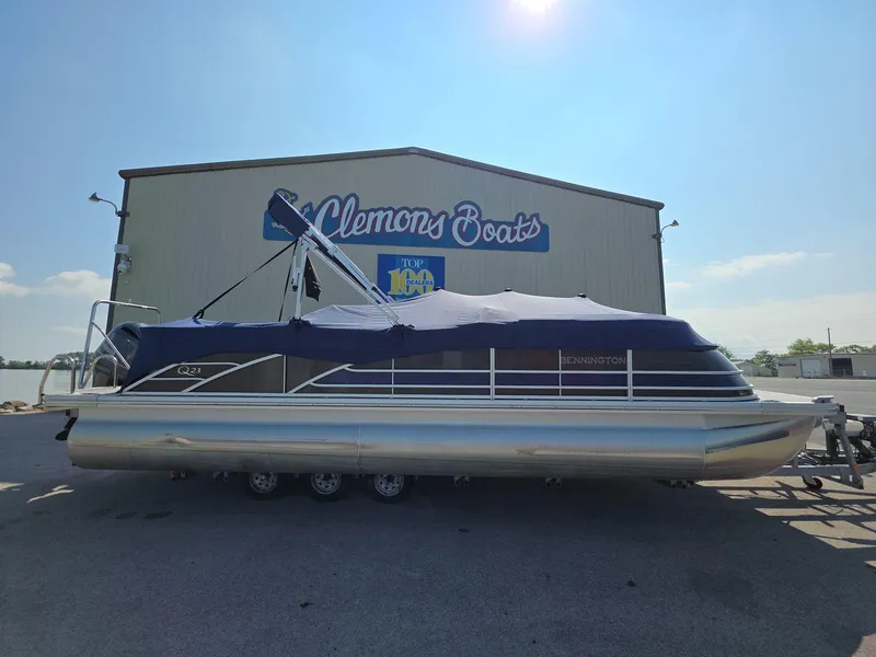 The Image of 2021 Bennington Q 23 Swingback pontoon boat on display in a parking lot. - 0