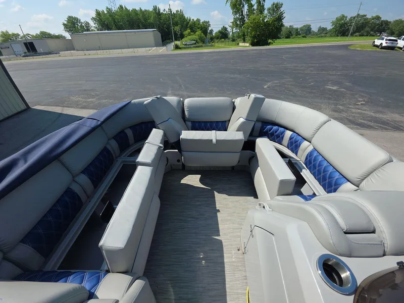 Slide: The Image of 2021 Bennington Q 23 Swingback pontoon boat with spacious seating and modern design. - 20