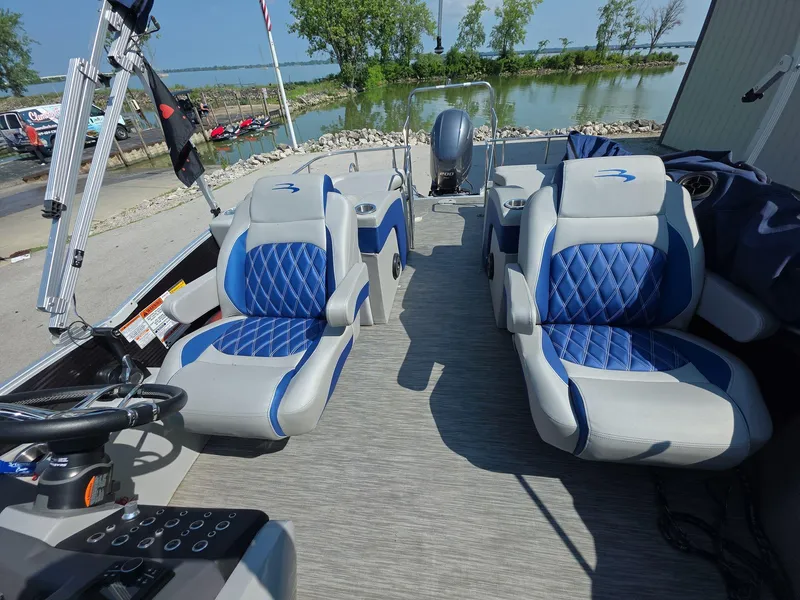 Slide: The Image of 2021 Bennington Q 23 Swingback pontoon boat at Clemons Boats dealership. - 9