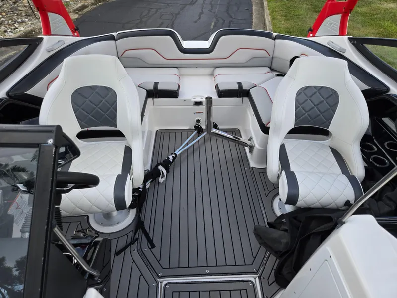Slide: The Image of 2018 Yamaha Boats 212X interior with white and gray seating, sleek design, and modern features. - 22