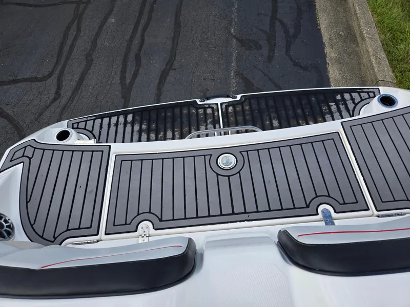 Slide: The Image of Rear deck of 2018 Yamaha Boats 212X with black and gray padding. - 27