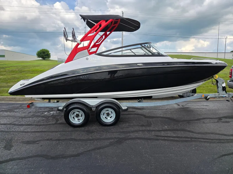 Slide: The Image of 2018 Yamaha Boats 212X on trailer, black and white design, red wakeboard tower. - 4